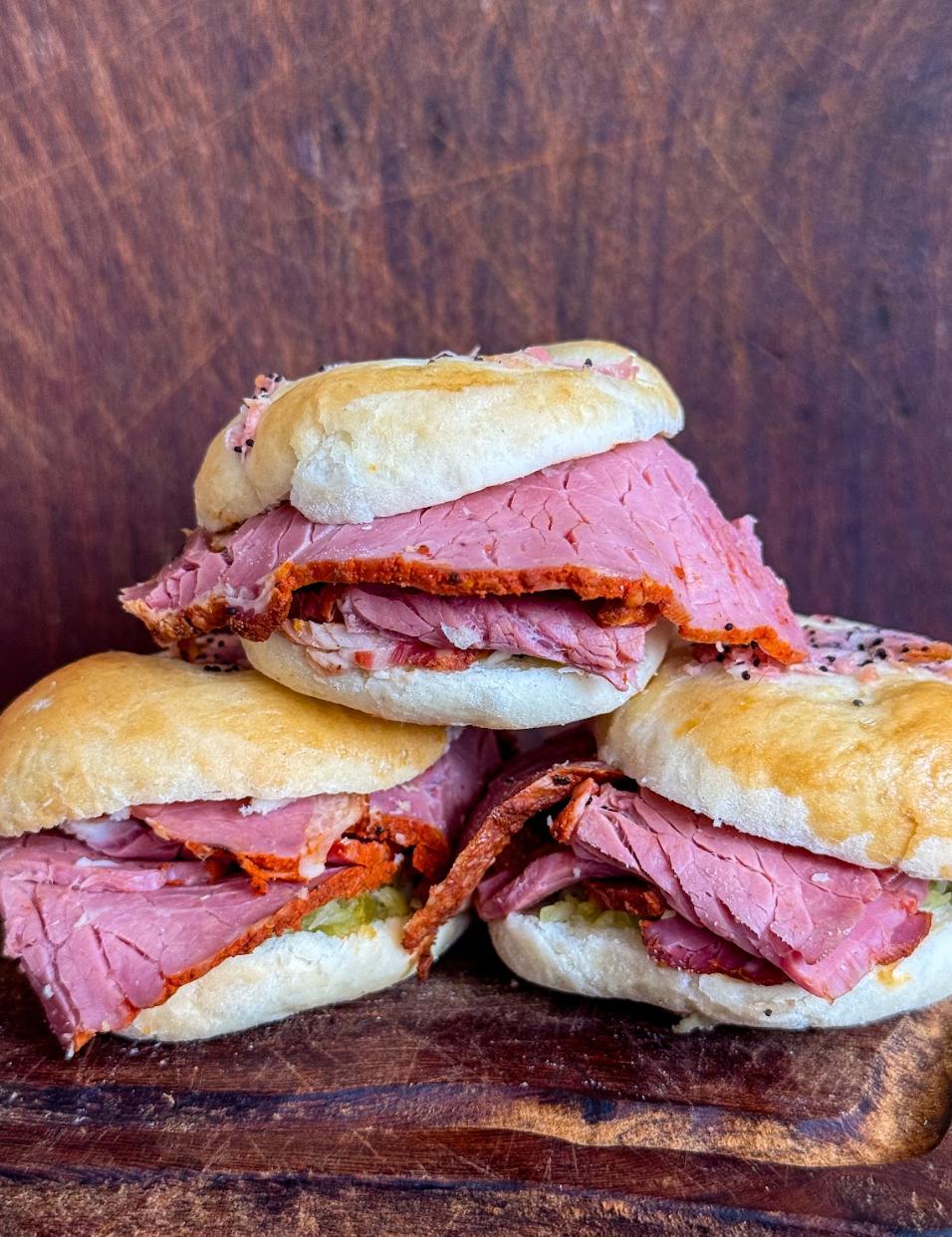 Pletzalej con pastron y pepino - Rut's Catering